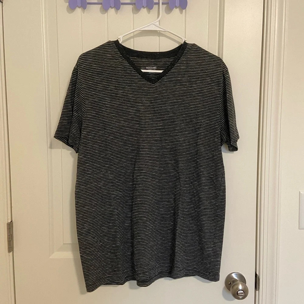 Mossimo Supply Co. Men’s simple striped v-neck tshirt — medium